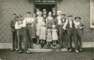 Ved hovedindgangen. A.m, Jensen med sin kone, døtre og personale, 1926